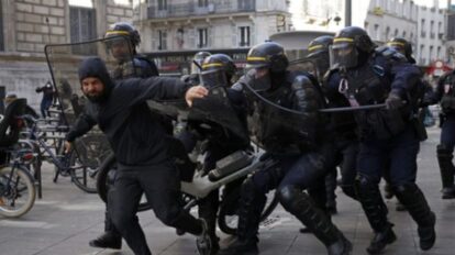 Operativo policial durante las protestas sociales en París, Francia.