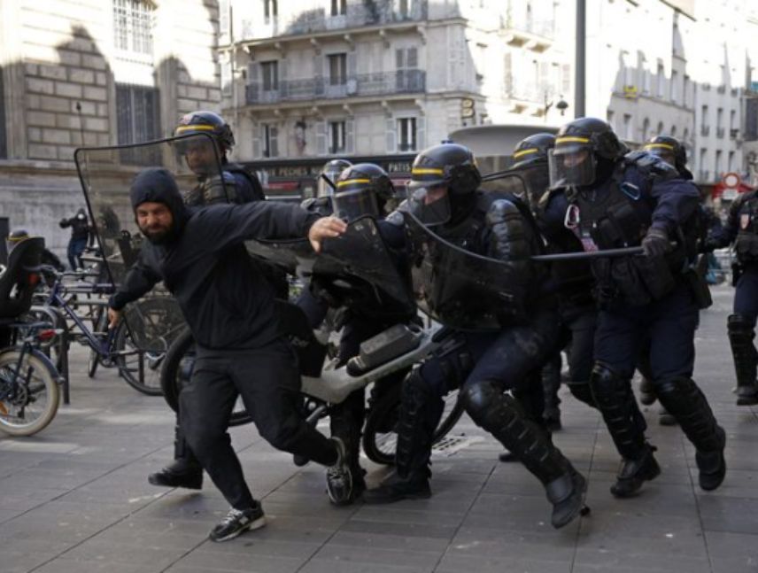 Operativo policial durante las protestas sociales en París, Francia.