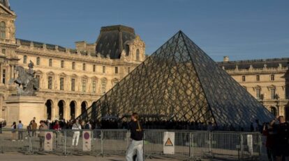 Fachada del Museo del Louvre en París, un año después del robo de ocho joyas de la Corona francesa.