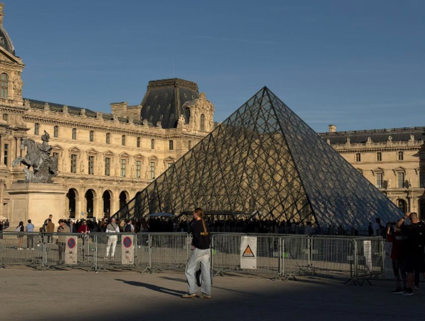 Fachada del Museo del Louvre en París, un año después del robo de ocho joyas de la Corona francesa.