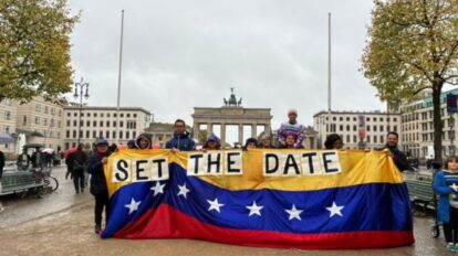 Venezolanos en Europa protestan con banderas y pancartas para exigir una fecha para las elecciones presidenciales.