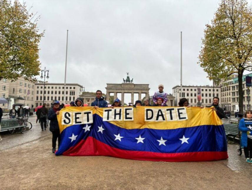 Venezolanos en Europa protestan con banderas y pancartas para exigir una fecha para las elecciones presidenciales.