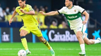 Villarreal y Elche se enfrentan en el estadio La Cerámica durante un partido de LaLiga.