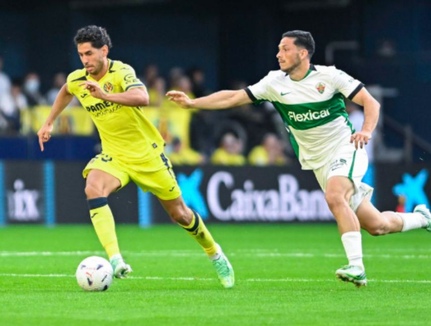 Villarreal y Elche se enfrentan en el estadio La Cerámica durante un partido de LaLiga.