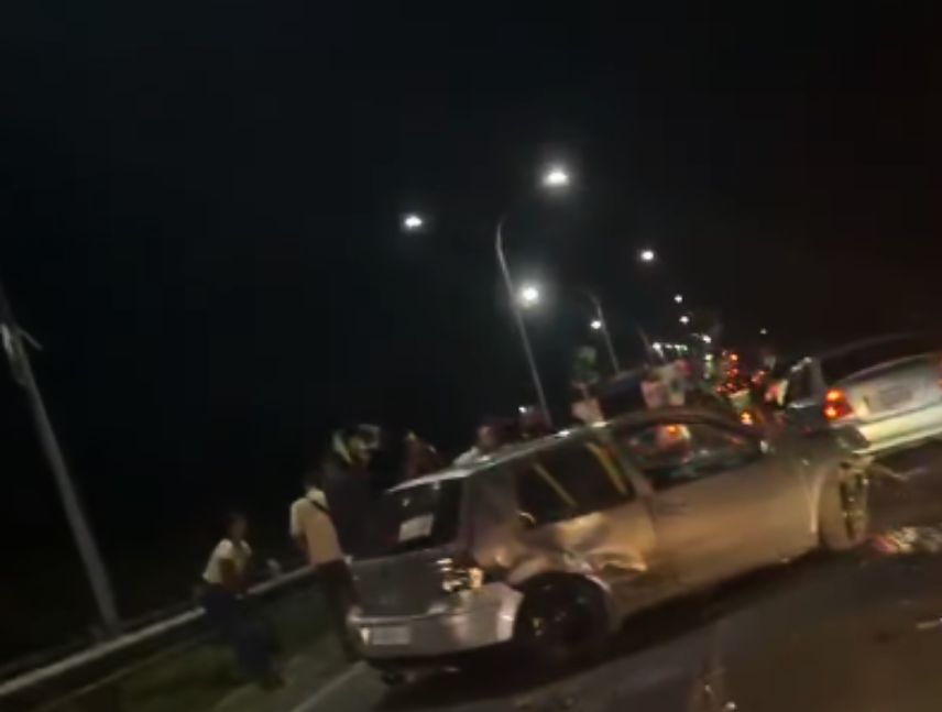 Accidente en la avenida Atlántico de Puerto Ordaz entre un Volkswagen Golf gris y otro vehículo.