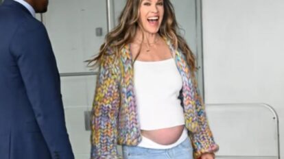 Hilary Swank muestra su avanzado embarazo y responde a las críticas por ser madre después de los 50 años.