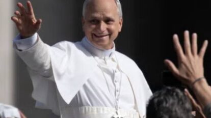El papa León XIV saluda a miles de fieles en la plaza de San Pedro durante el Ángelus.