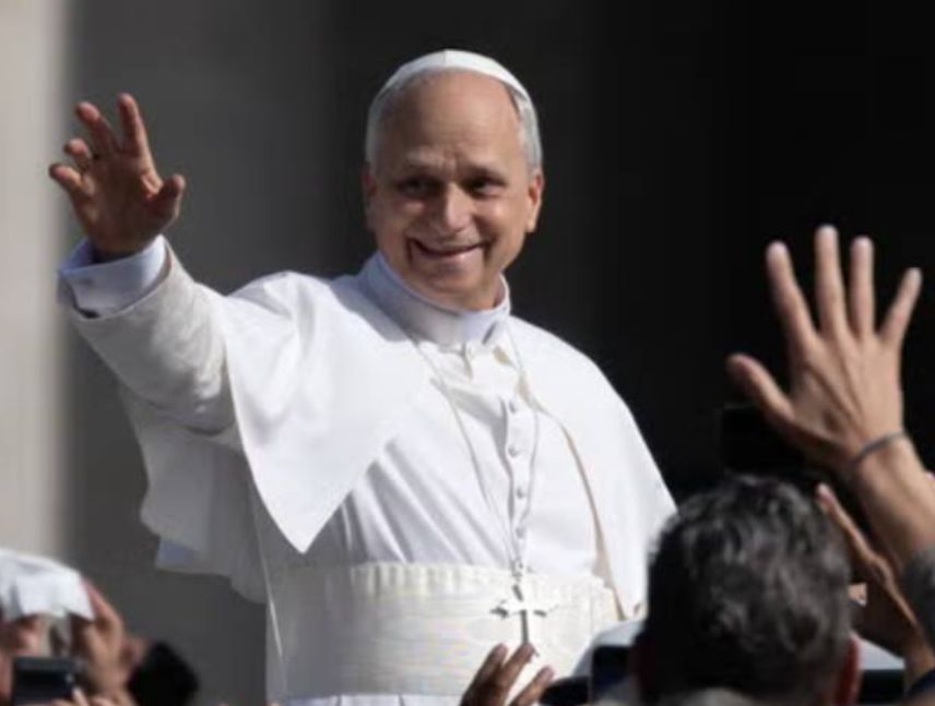 El papa León XIV saluda a miles de fieles en la plaza de San Pedro durante el Ángelus.