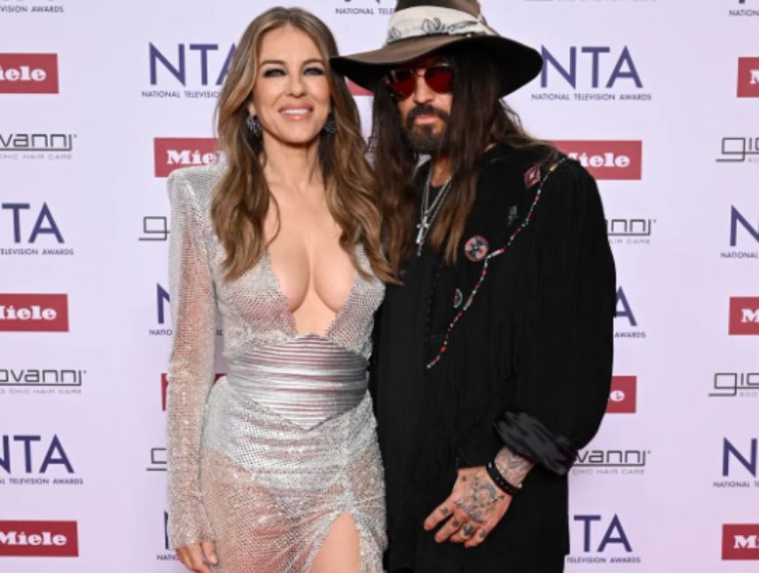Elizabeth Hurley y Billy Ray Cyrus, pareja que anunció su compromiso matrimonial tras más de un año de relación.