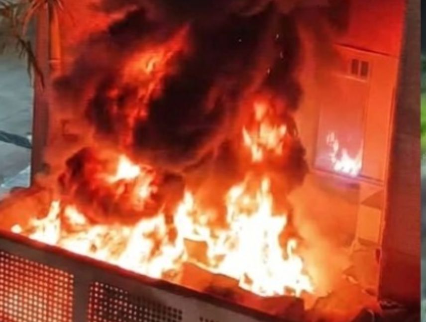 Incendio en el área de las plantas eléctricas del automercado Plaza’s, en el centro comercial Galería Los Naranjos.