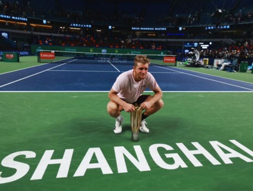 Alejandro Davidovich Fokina, campeón del Masters 1000 de Shanghái tras remontar ante Rafa Jódar.