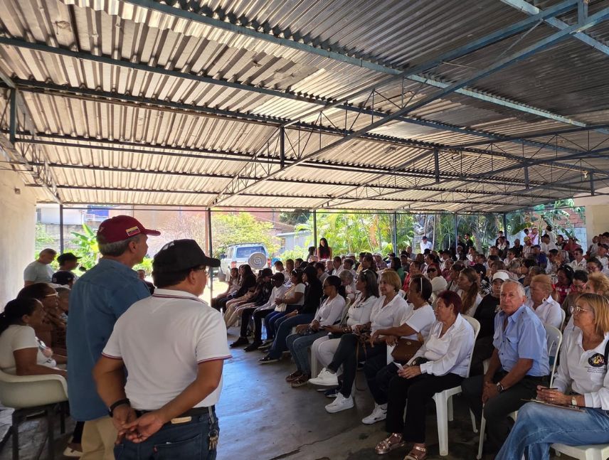 Militantes de AD en Resistencia durante una jornada de organización política en municipios del estado Bolívar.