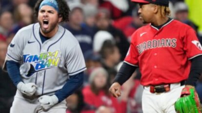 Yandy Díaz durante el encuentro entre los Rays de Tampa Bay y los Guardianes de Cleveland en la Serie de Campeonato.