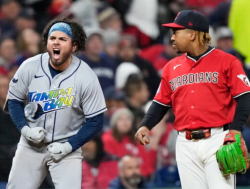 Yandy Díaz durante el encuentro entre los Rays de Tampa Bay y los Guardianes de Cleveland en la Serie de Campeonato.