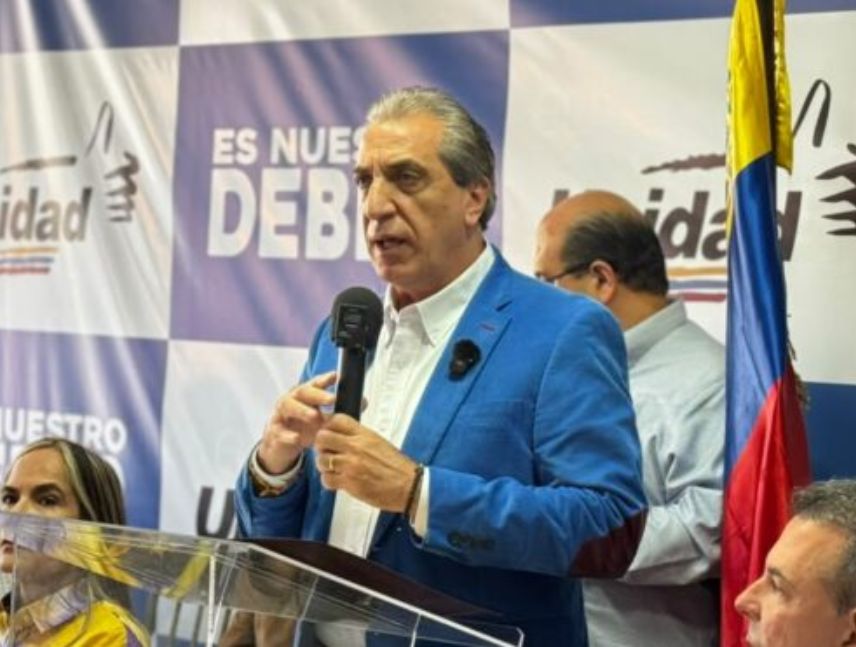 Biagio Pilieri presenta la propuesta de 14 puntos de la Plataforma Unitaria Democrática para Venezuela.