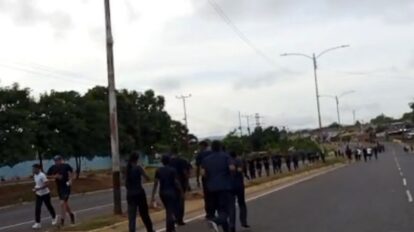 Estudiantes de la Unes trotando congestionan avenida norte-sur