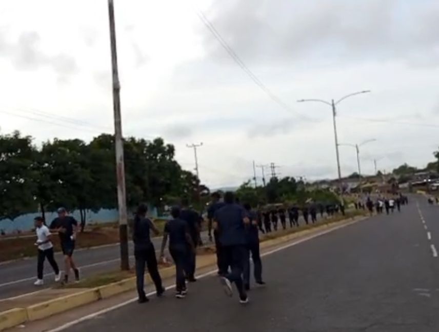 Estudiantes de la Unes trotando congestionan avenida norte-sur