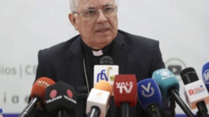 Monseñor Jesús González de Zárate, presidente de la Conferencia Episcopal Venezolana, durante una declaración sobre la democracia y la reconciliación en Venezuela.