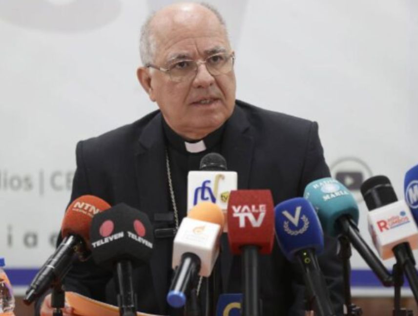 Monseñor Jesús González de Zárate, presidente de la Conferencia Episcopal Venezolana, durante una declaración sobre la democracia y la reconciliación en Venezuela.