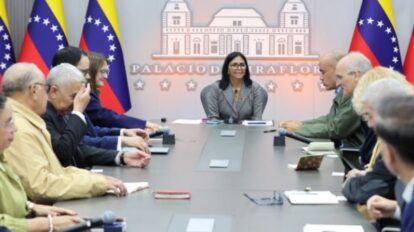 Delcy Rodríguez durante una reunión con Fedecámaras, Fedeindustrias y centrales de trabajadores sobre acuerdos laborales en Venezuela.