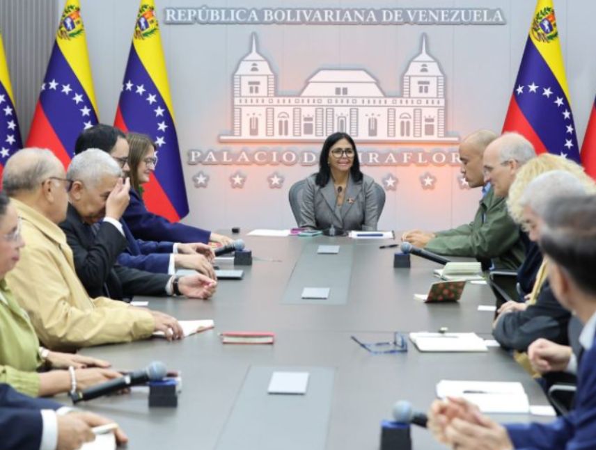 Delcy Rodríguez durante una reunión con Fedecámaras, Fedeindustrias y centrales de trabajadores sobre acuerdos laborales en Venezuela.
