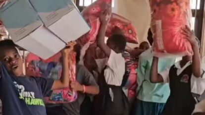 Niños del grupo Ghetto Kids de Uganda reciben una donación de artículos de primera necesidad atribuida a Shakira.