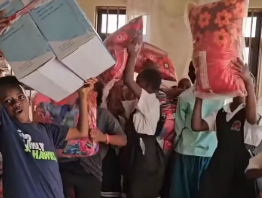 Niños del grupo Ghetto Kids de Uganda reciben una donación de artículos de primera necesidad atribuida a Shakira.