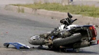 Accidente de tránsito entre una moto Bera y un camión blanco en el sector Luis Hurtado, San Félix.