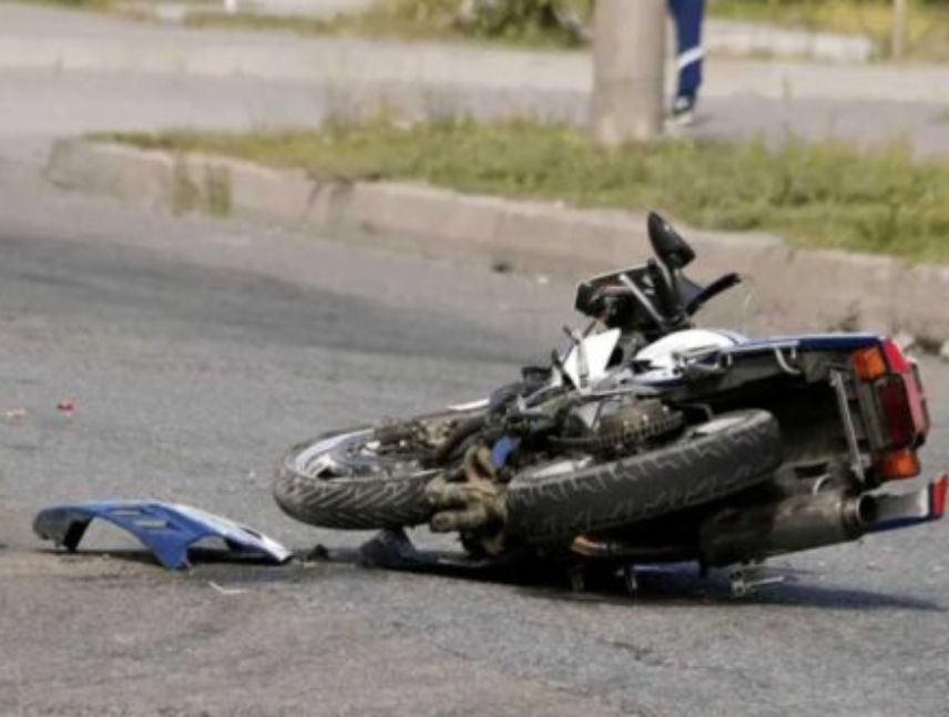 Accidente de tránsito entre una moto Bera y un camión blanco en el sector Luis Hurtado, San Félix.