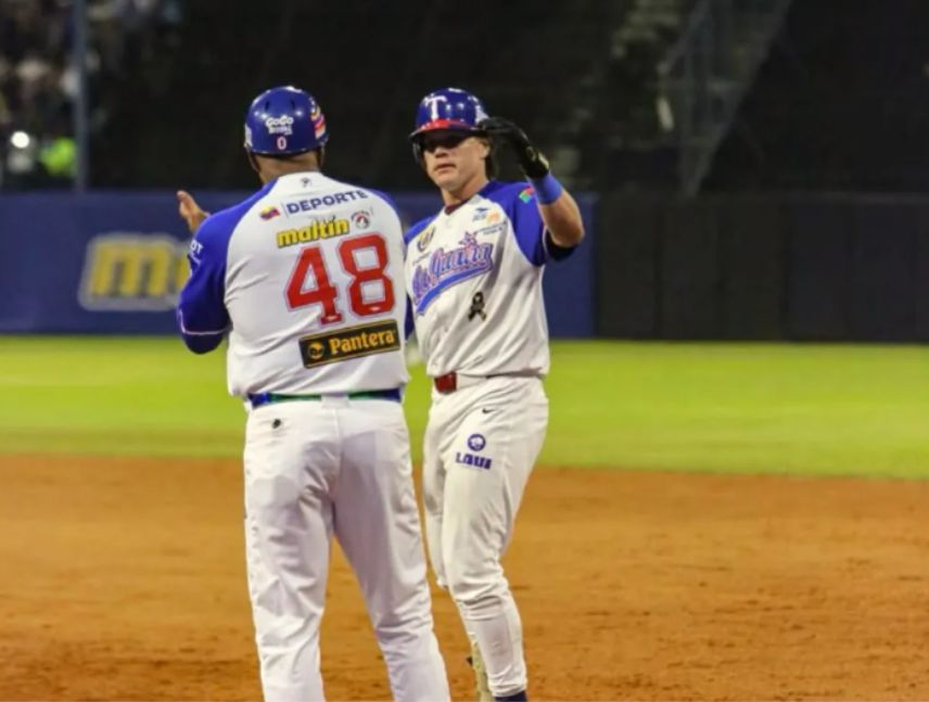 Tiburones de La Guaira derrotan 16-13 a Leones del Caracas en el Estadio Universitario de la UCV.