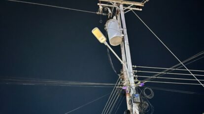 Vecinos de la manzana 11 de Parque Canaima afectados por la explosión del transformador eléctrico.