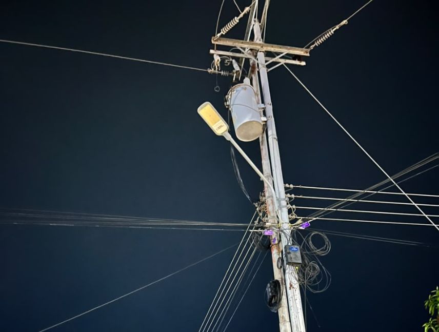 Vecinos de la manzana 11 de Parque Canaima afectados por la explosión del transformador eléctrico.