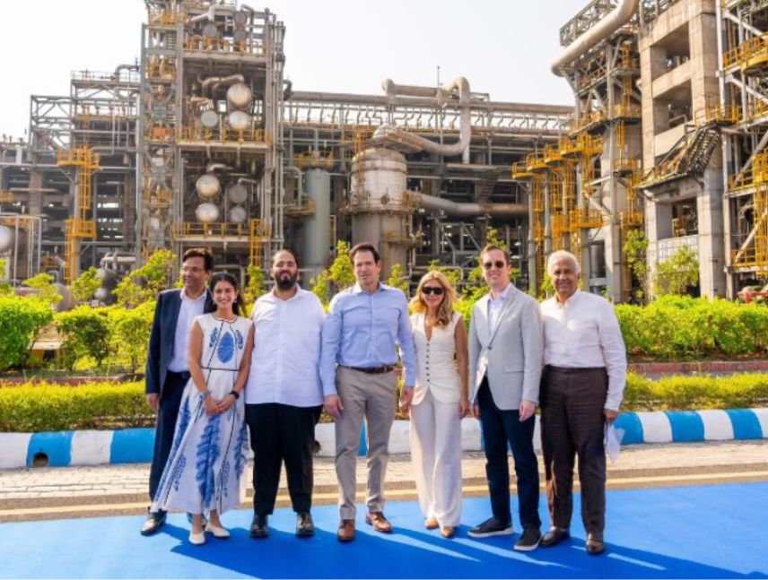 Marco Rubio durante su visita al complejo petrolero de Jamnagar, en India, con capacidad para refinar crudo venezolano.