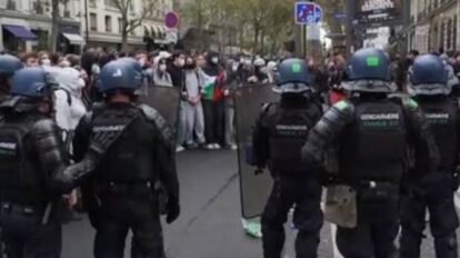 Fuerzas de seguridad de Francia durante el despliegue policial para prevenir disturbios en las manifestaciones.
