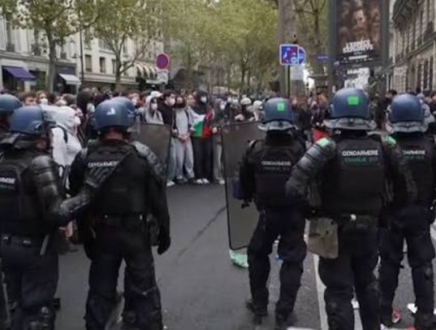 Fuerzas de seguridad de Francia durante el despliegue policial para prevenir disturbios en las manifestaciones.