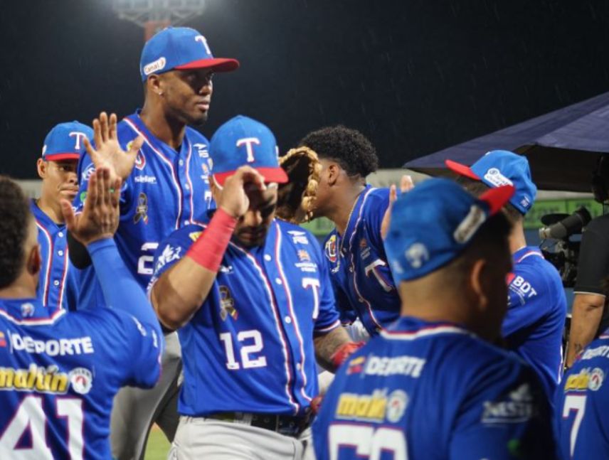 Alexander Palma conectó un cuadrangular de tres carreras en la victoria de Tiburones sobre Magallanes en la LVBP.