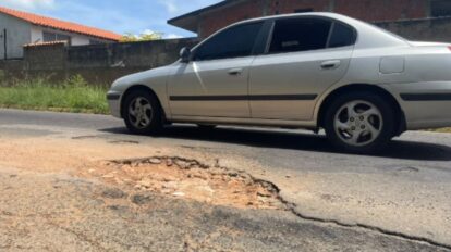 Transportistas explican los gastos de reparación de sus vehículos por los daños ocasionados al caer en huecos de las avenidas.