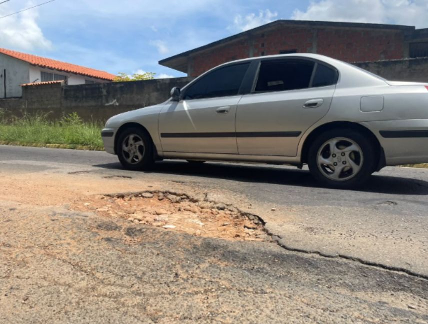 Transportistas explican los gastos de reparación de sus vehículos por los daños ocasionados al caer en huecos de las avenidas.