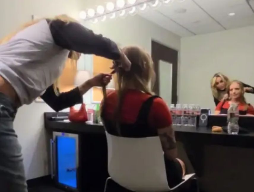 Miley Cyrus le rapa la cabeza a su fan Cash Jacobs antes de que comience la quimioterapia.