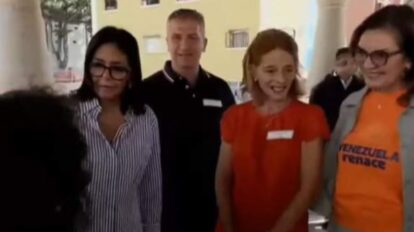 Delcy Rodríguez durante la entrega de viviendas reparadas para familias afectadas por los terremotos.