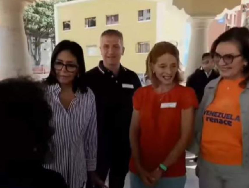 Delcy Rodríguez durante la entrega de viviendas reparadas para familias afectadas por los terremotos.