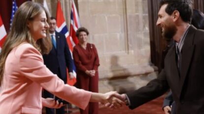 Leo Messi recibe de la princesa Leonor la insignia del Premio Princesa de Asturias de los Deportes 2026 en Oviedo.