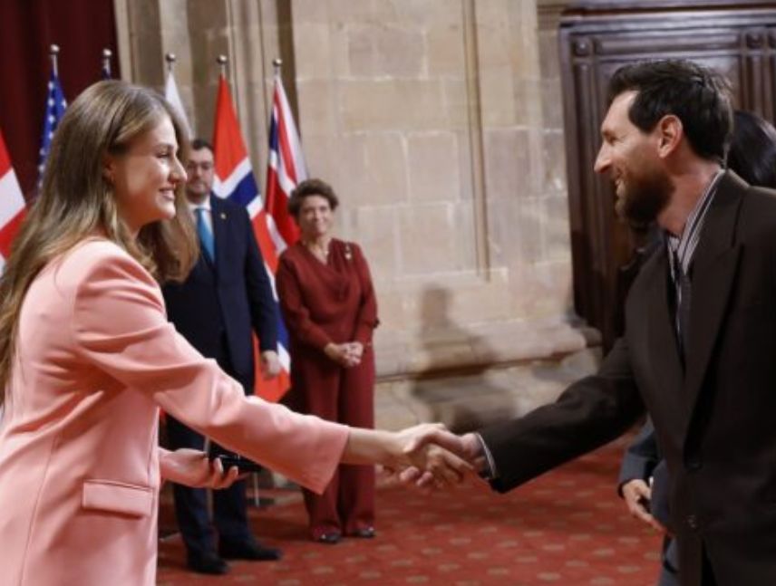 Leo Messi recibe de la princesa Leonor la insignia del Premio Princesa de Asturias de los Deportes 2026 en Oviedo.