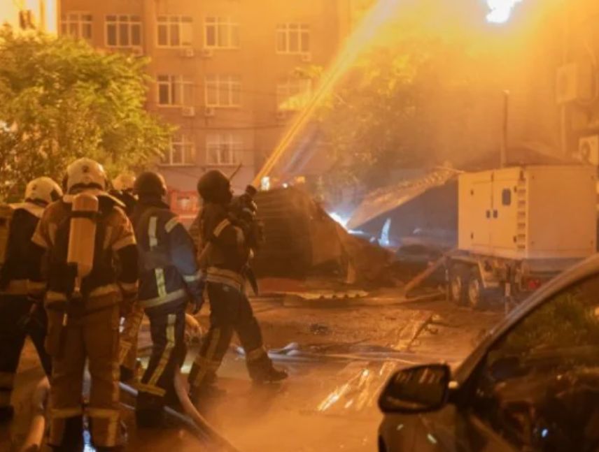 Daños en infraestructuras de Kiev tras el ataque ruso con misiles balísticos contra Ucrania.