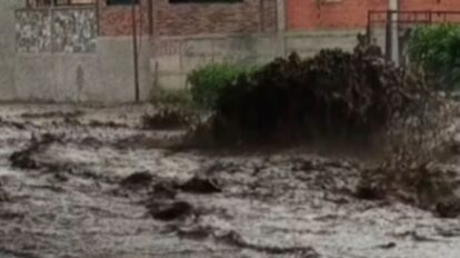 Desbordamiento de la quebrada El Arado tras las fuertes lluvias en el sector El Valle de Mérida.