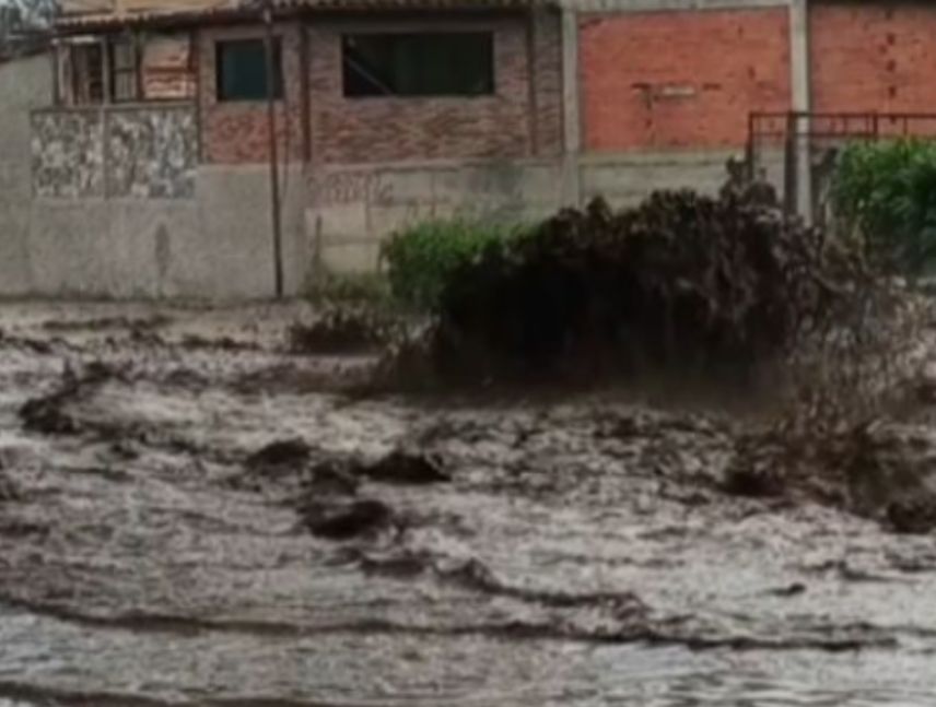 Desbordamiento de la quebrada El Arado tras las fuertes lluvias en el sector El Valle de Mérida.