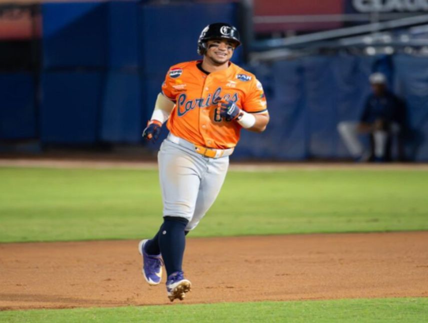 Caribes de Anzoátegui celebra su victoria 10-6 ante Águilas del Zulia en la Liga Venezolana de Béisbol Profesional.