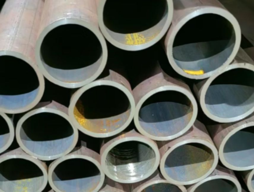 Plantas industriales de tuberías y válvulas cuya reactivación propone un consorcio privado en Venezuela.