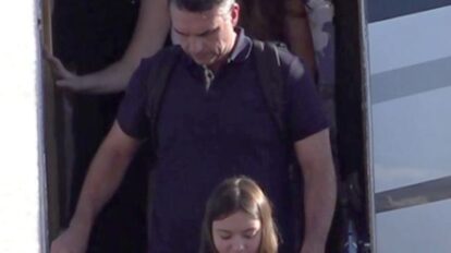 Flávio Bolsonaro llega a Miami, Estados Unidos, acompañado de su familia tras las elecciones presidenciales de Brasil.
