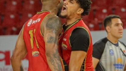 Cocodrilos de Caracas durante su partido contra Pioneros en la Liga Superior de Baloncesto Venezolano.